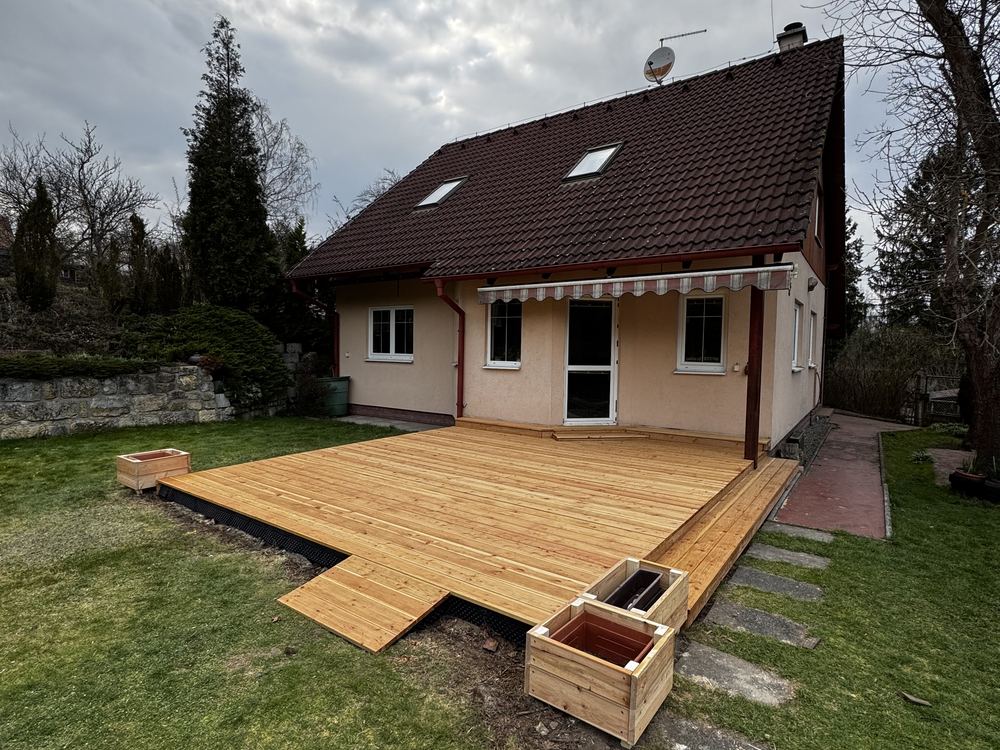 Nová dřevěná terasa podél zadní strany rodinného domu