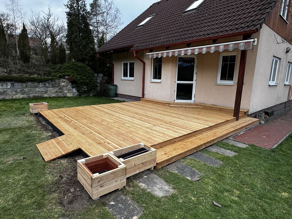 Rozestavěná dřevěná terasa během montáže prken