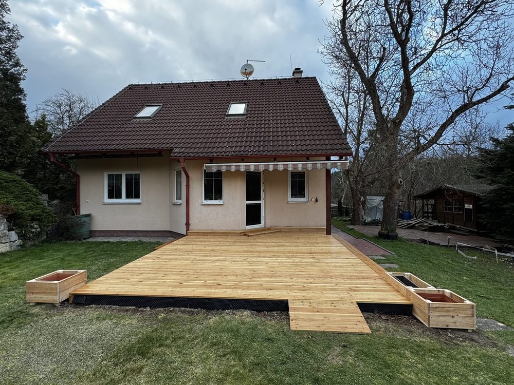 Rozlehlá dřevěná terasa u rodinného domu