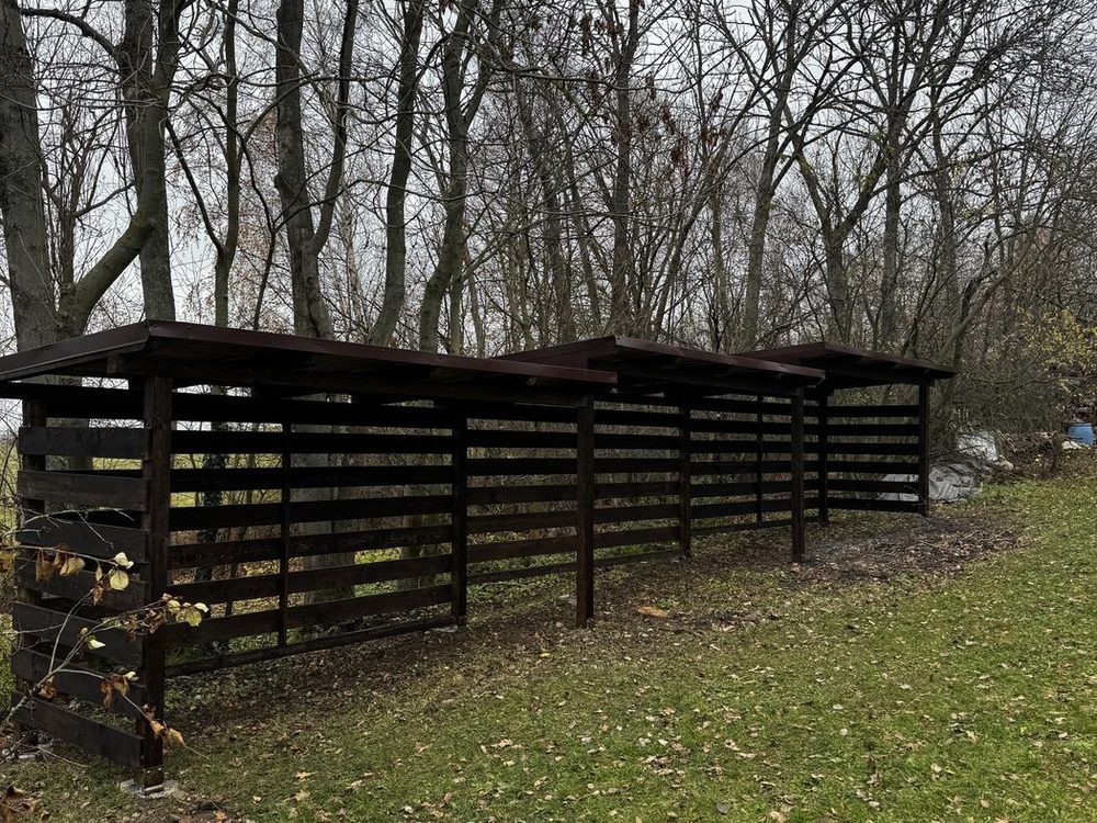 Dřevěná zástěna z vodorovných latí na zahradě