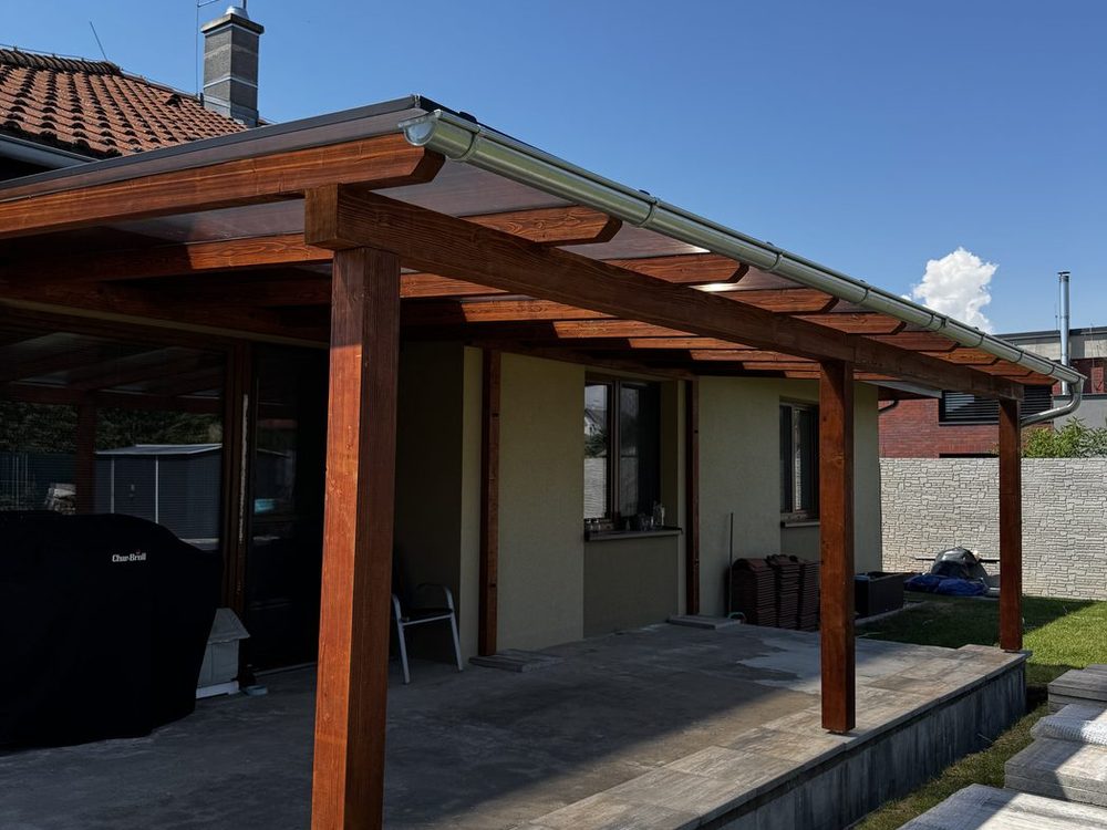 Dřevěné zastřešení terasy u přízemního domu