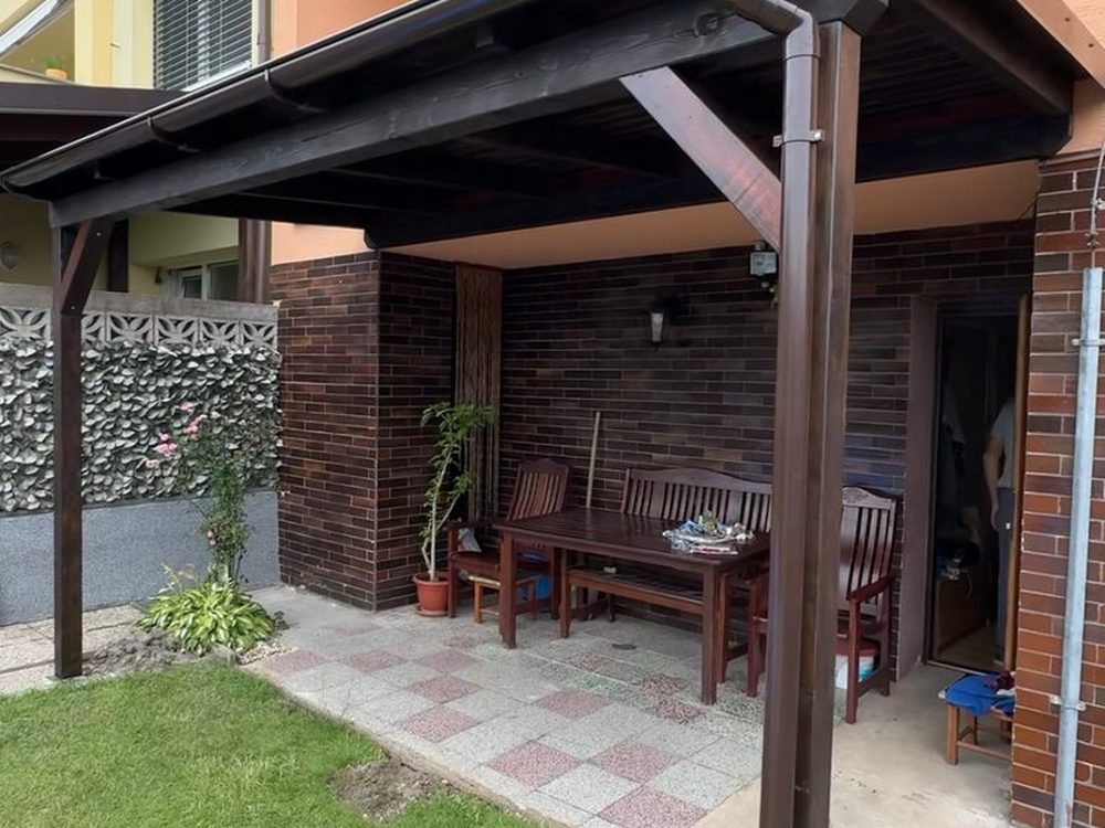 Dřevěný vstupní přístřešek s posezením