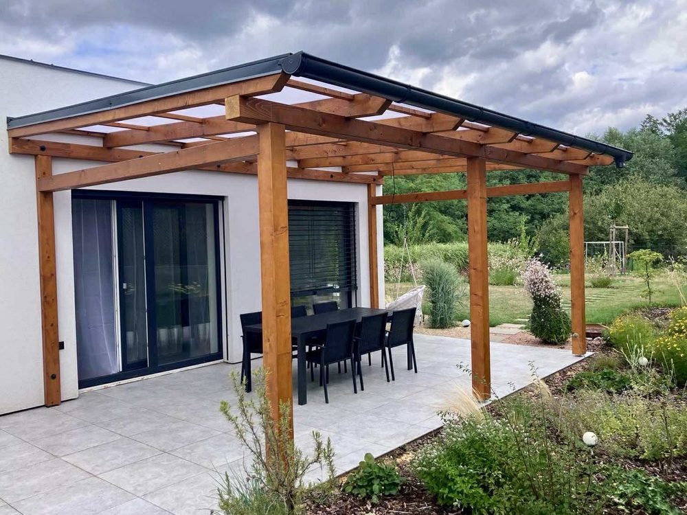 Dřevěná pergola s proskleným zastřešením u rodinného domu
