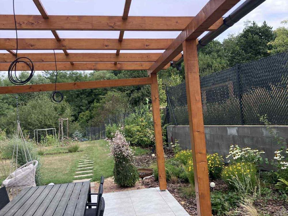 Pergola s proskleným zastřešením při pohledu od zahrady