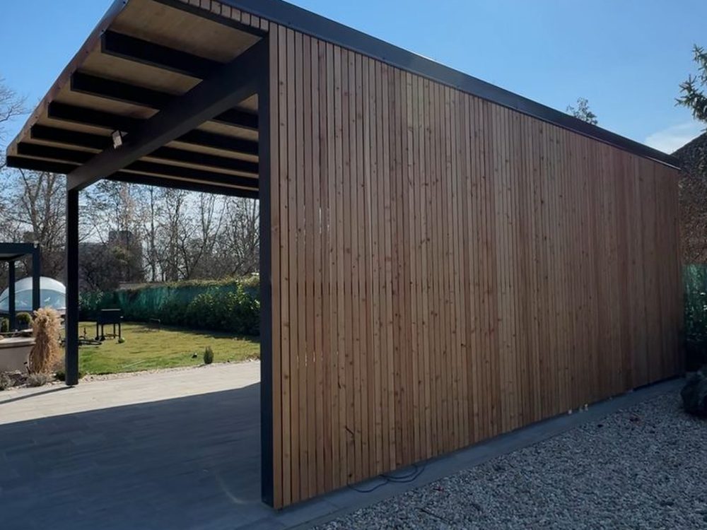 Carport s dřevěným latěným obkladem