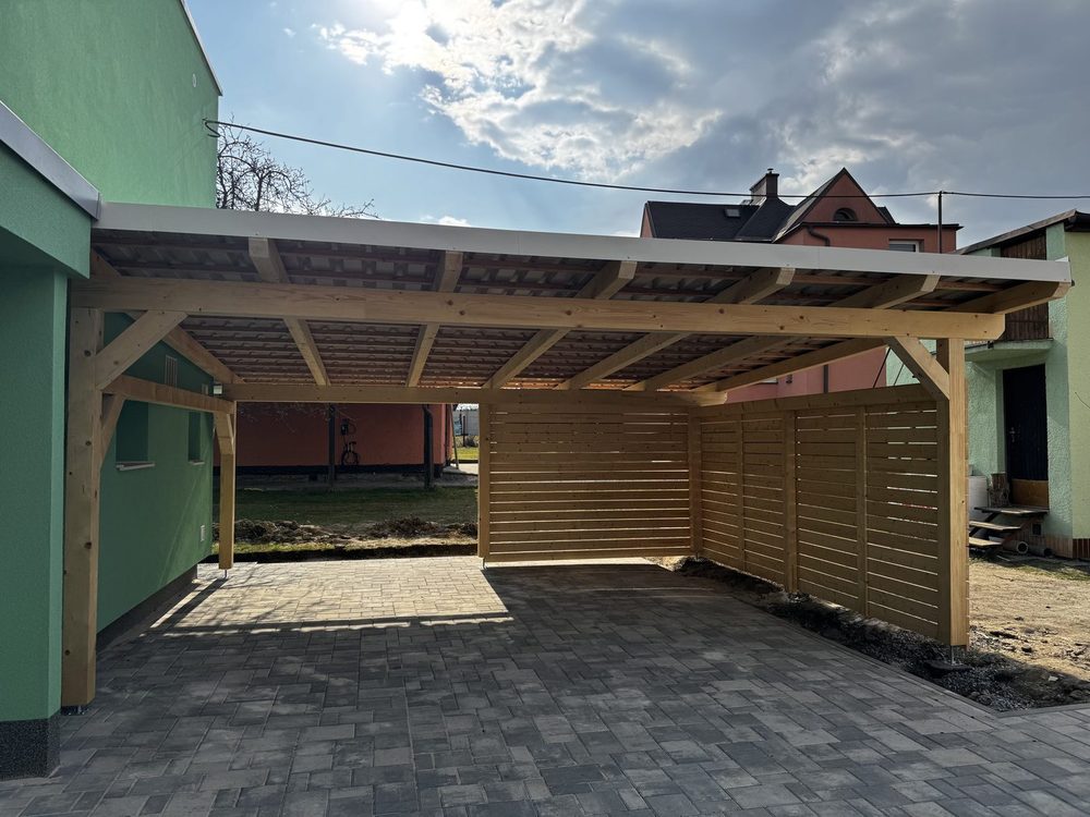 Dřevěný carport přistavěný k rodinnému domu